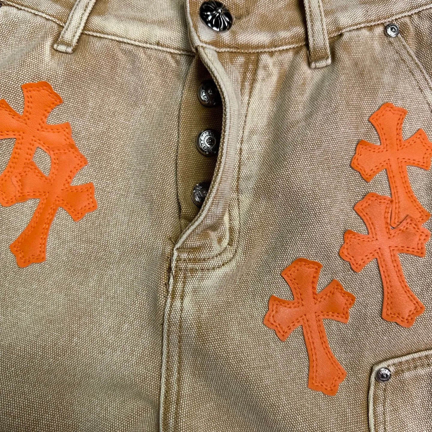 P240 GALLERY DEPT. & Croixin co-branded 2025 new limited edition spliced ​​splash-ink hand-painted orange cross patchwork couple style washed loose denim shorts 🔥High version🔥High version🔥 Original customized denim fabric, the same raw material denim fabric as the Internet celebrity star, full body splicing loose version, splash-ink hand-painted craftsmanship with multiple orange cross embroidery patchwork style designs, very high-end and stylish! The fabric feels very comfortable and these denim shorts are super versatile and look great! ! Complete three standards, same style for men and women 👫A must-have item for everyone Color: black, khaki Size: 28, 30, 32, 34, 36 (five sizes)